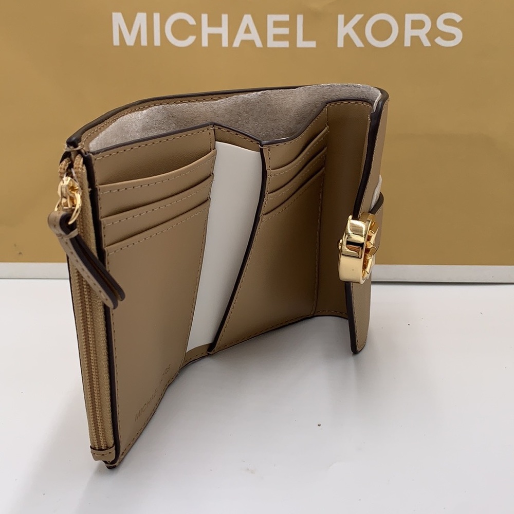 MICHAEL KORS
Carmen Medium Flap Bifold Faux Fur-Leather Wallet
Camel color - Picture 4 of 15